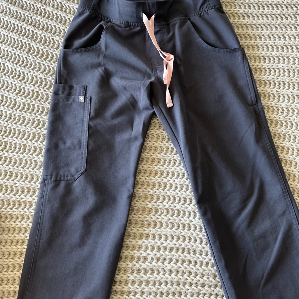 Figs Charcoal cade cargo scrub pants- XS